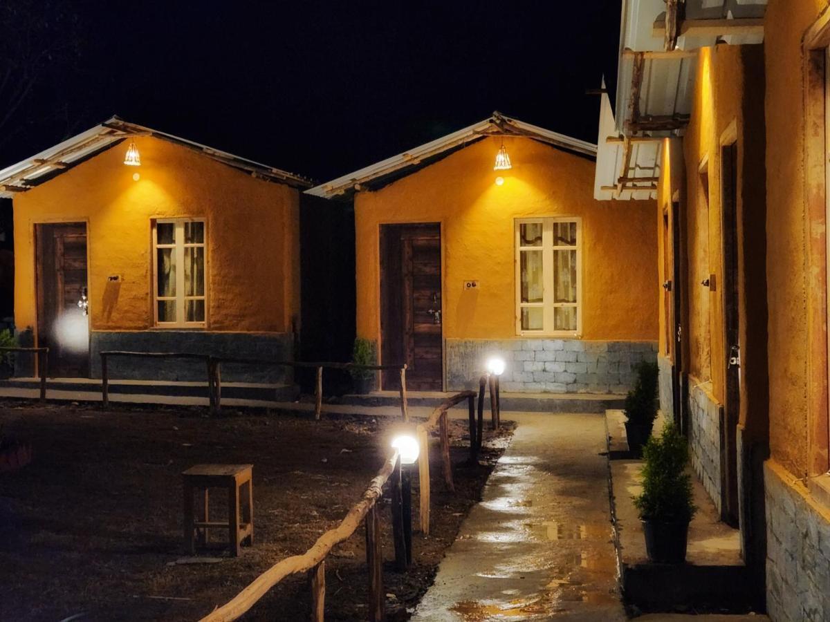Monkey Mud House And Camps, Bir Hostel Exterior photo