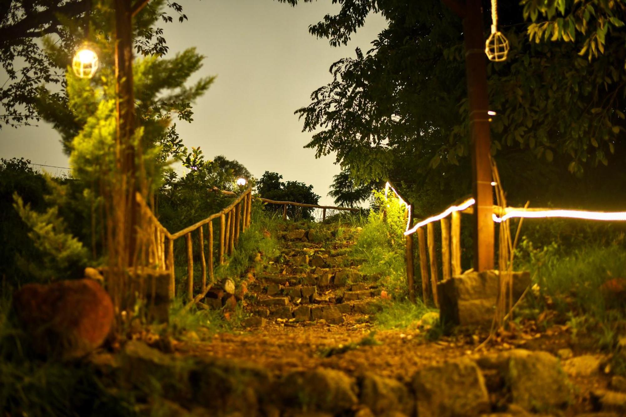 Monkey Mud House And Camps, Bir Hostel Exterior photo
