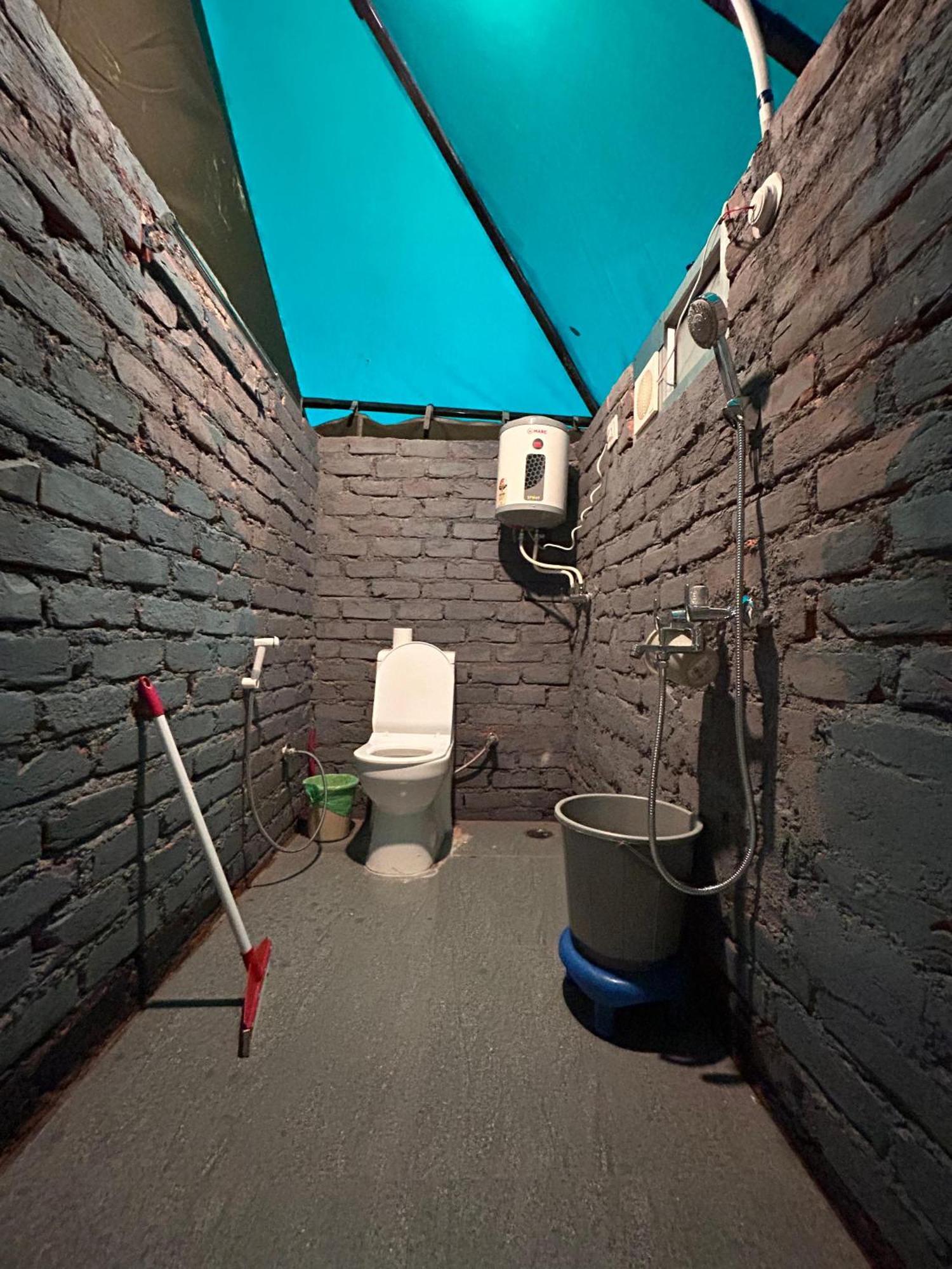 Monkey Mud House And Camps, Bir Hostel Exterior photo