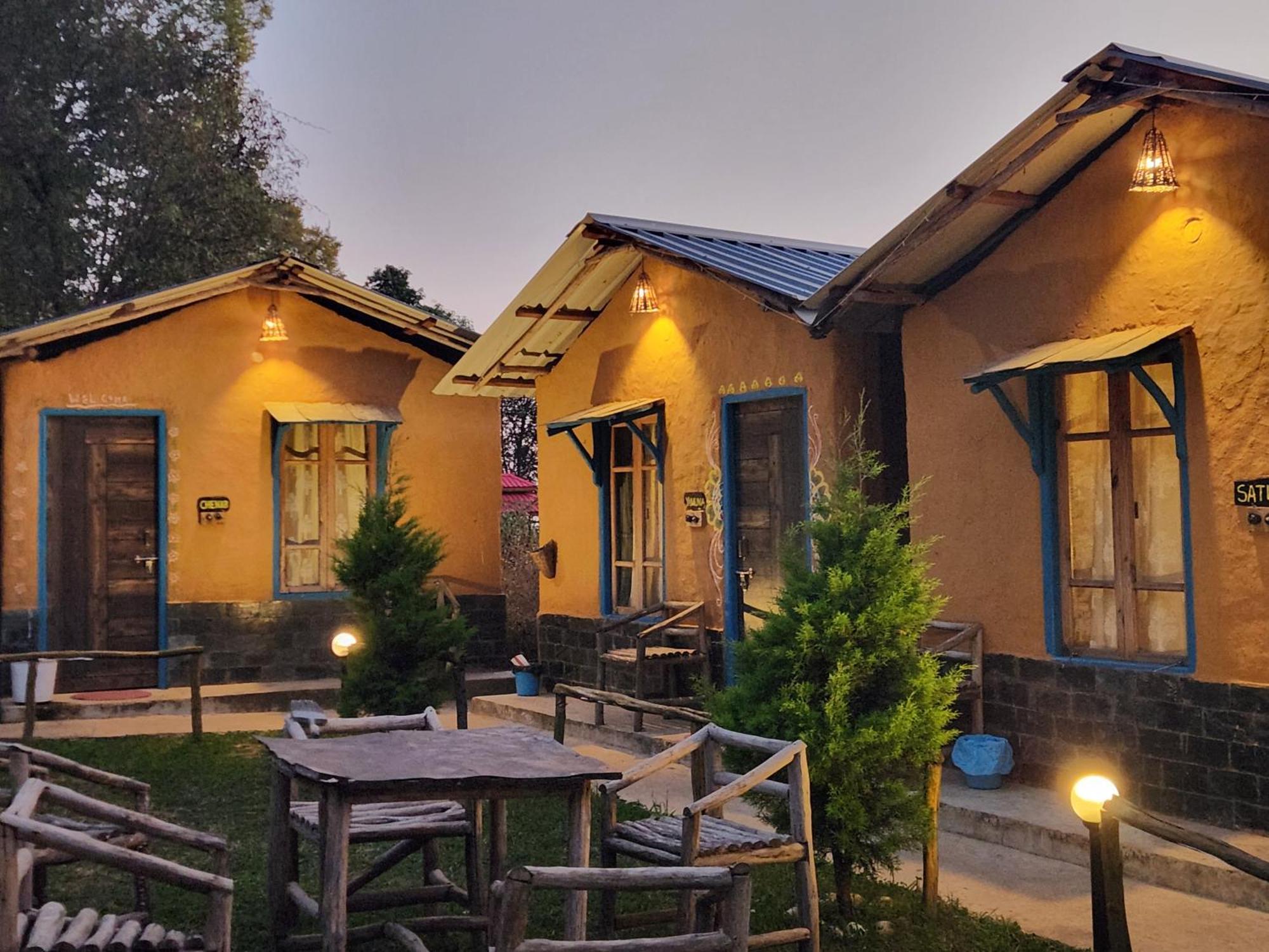 Monkey Mud House And Camps, Bir Hostel Exterior photo