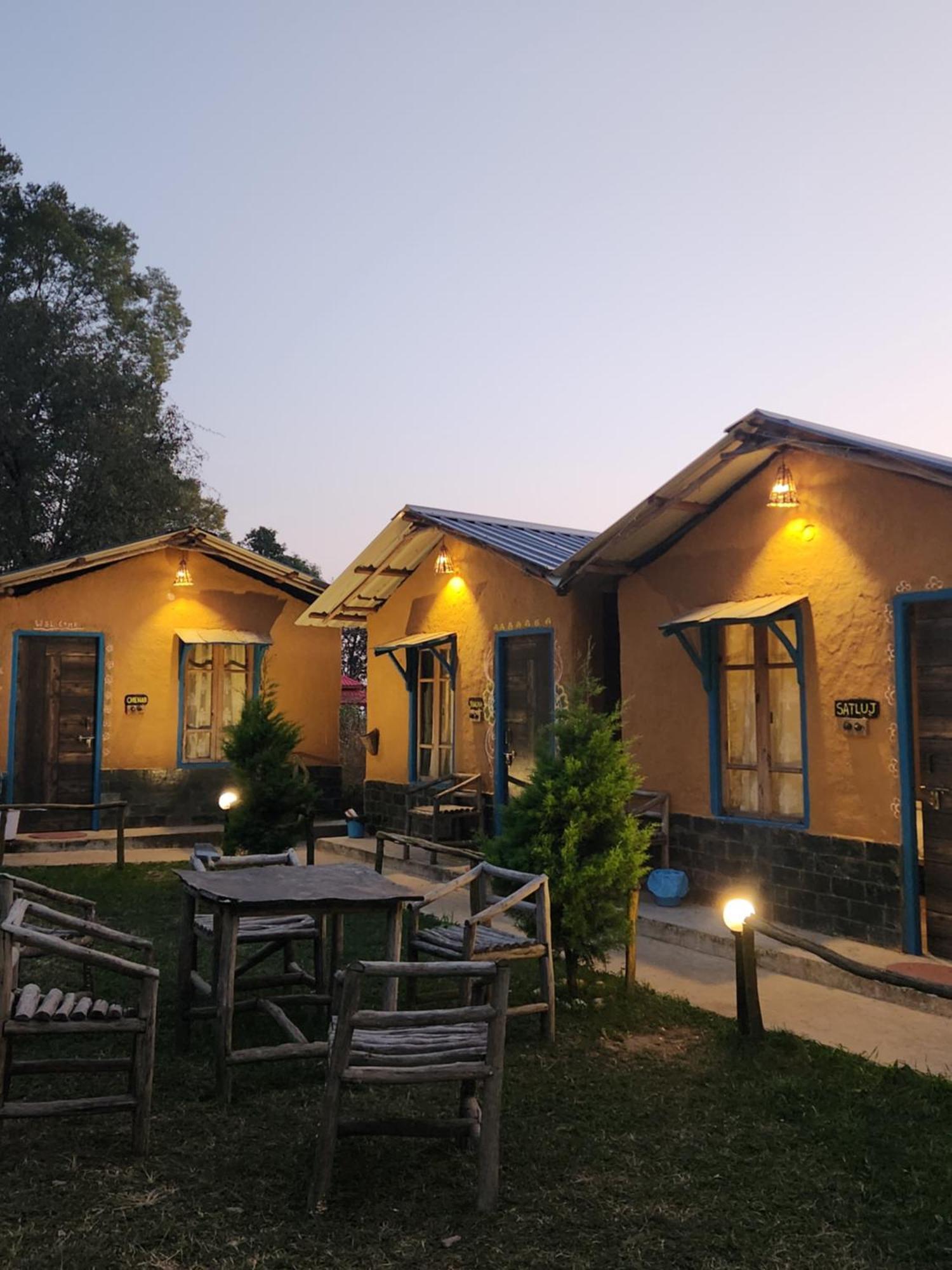 Monkey Mud House And Camps, Bir Hostel Exterior photo