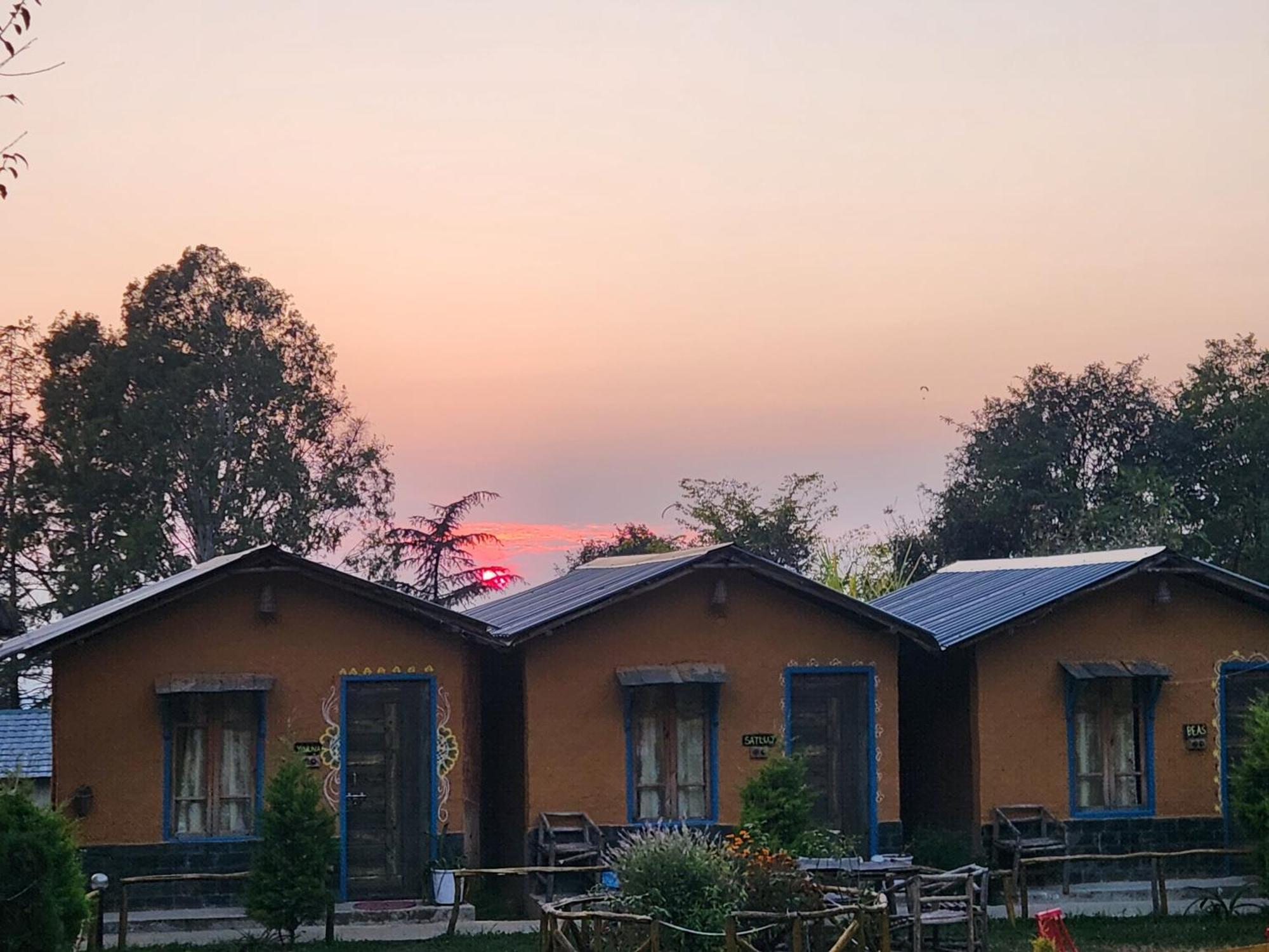 Monkey Mud House And Camps, Bir Hostel Exterior photo